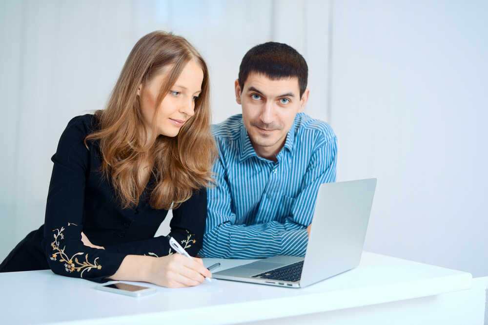 para przed komputerem